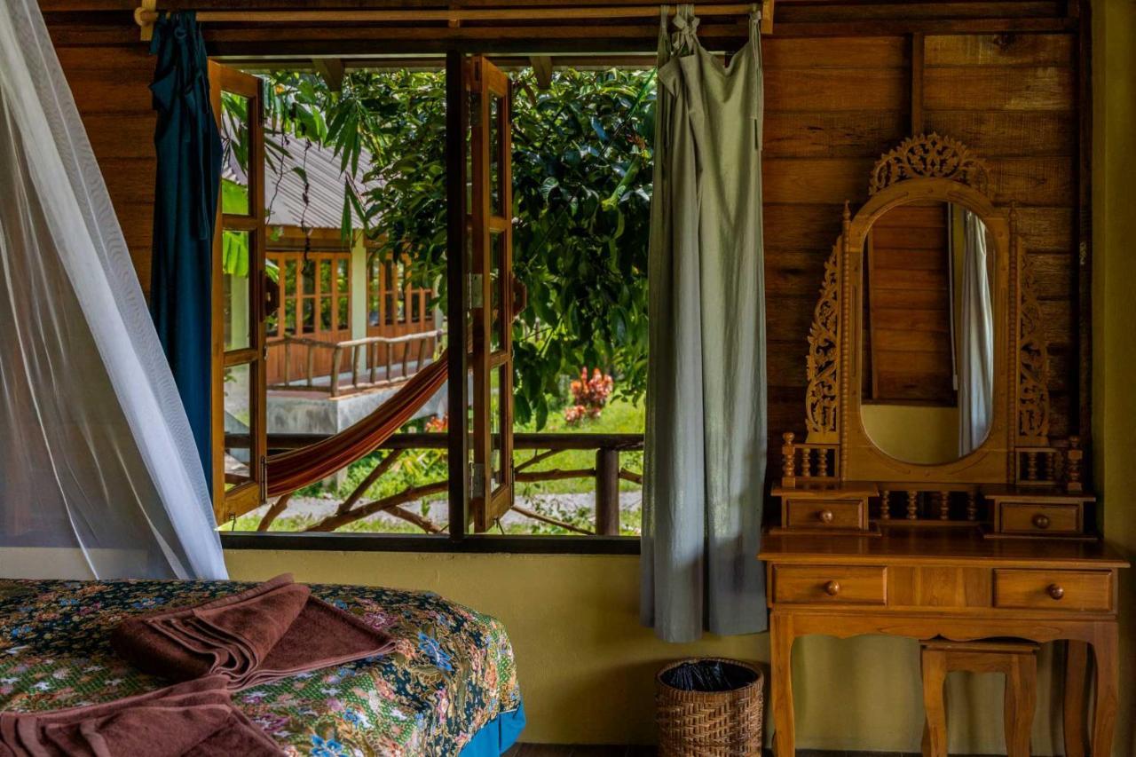 Monkey Mansion Jungalows&Tours Khao Sok National Park Exterior foto